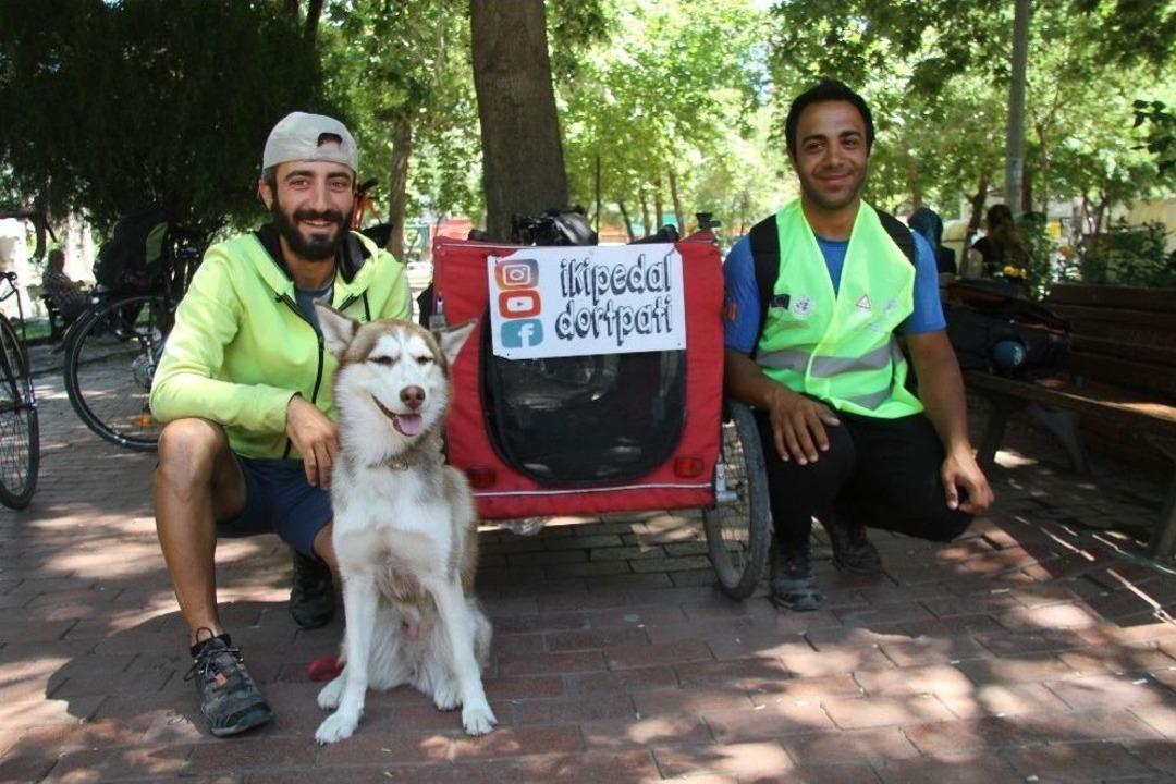 Garsonluktan İstifa Edip, K&ouml;pekle T&uuml;rkiye Turuna &Ccedil;ıktılar