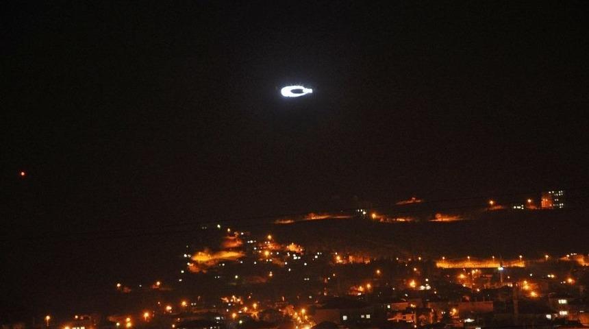 Ay Yıldız Işıklandırıldı