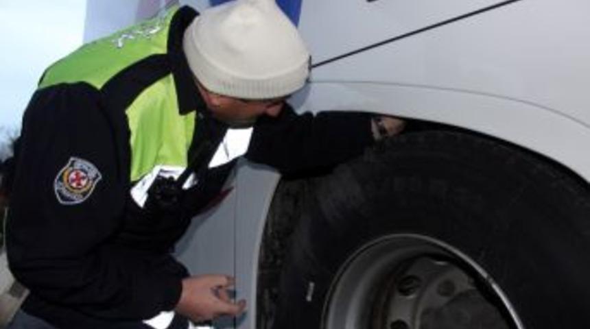 D&uuml;zce Polisinden Kar Lastiği Uygulaması