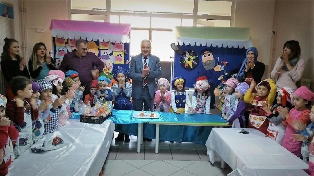 Minikler Okulu Pazar Yerine &Ccedil;evirdi