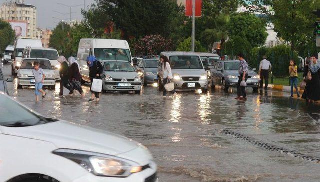 Adıyaman’da Cadde Ve Sokaklar Göle Döndü