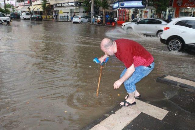 Adıyaman’da Cadde Ve Sokaklar Göle Döndü