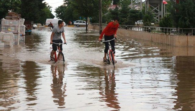 Adıyaman’da Cadde Ve Sokaklar Göle Döndü