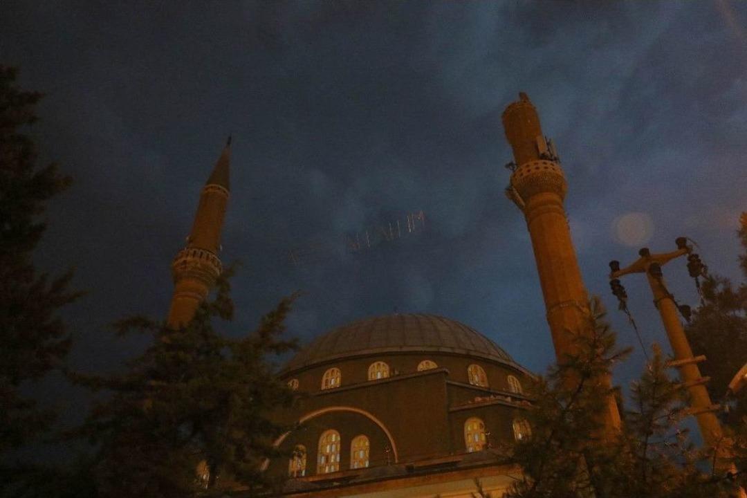 Diyarbakır&rsquo;da Yıldırımın D&uuml;şt&uuml;ğ&uuml; Minare Yıkıldı