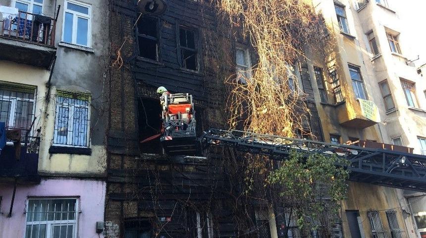 Beyoğlu&rsquo;nda 5 Katlı Ahşap Binada Yangın &Ccedil;ıktı