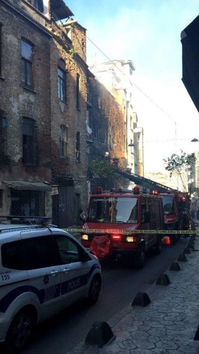 Beyoğlu’nda 5 Katlı Ahşap Binada Yangın Çıktı