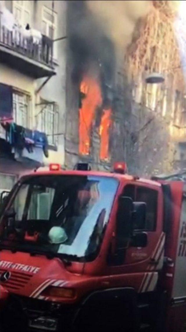 Beyoğlu’nda 5 Katlı Ahşap Binada Yangın Çıktı