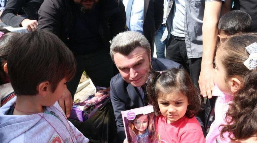 Başkan Yazıcı &Ccedil;ocukları Sevindirmeye Devam Ediyor