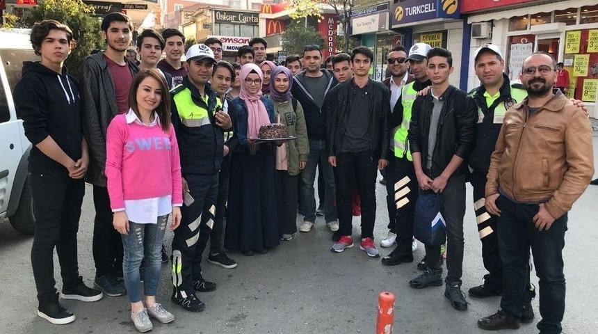 Ak Gençlik’ten Polise Pastalı Bayram Sürprizi