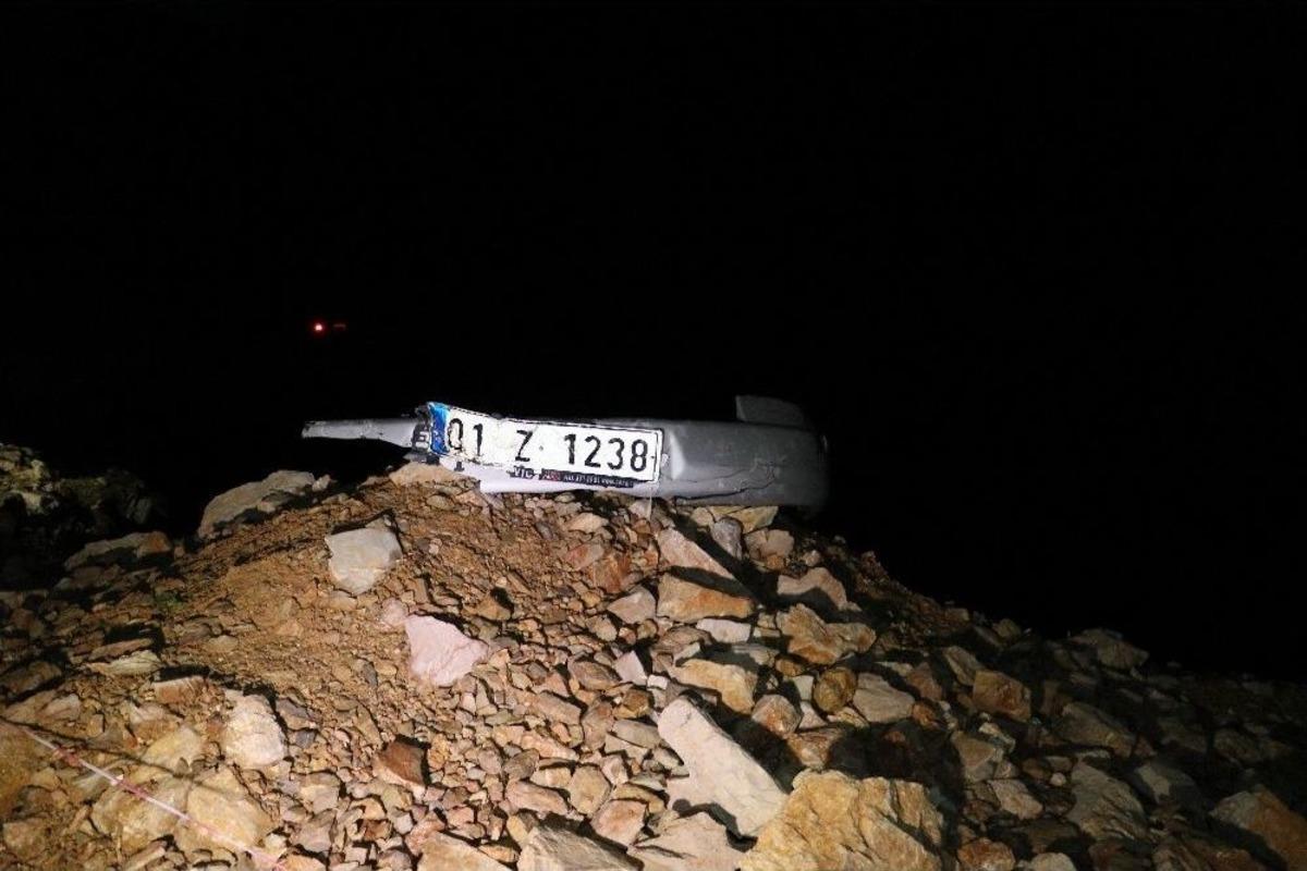 G&ouml;lete U&ccedil;an Otomobilde Kurtarma &Ccedil;alışmalarına Ara Verildi