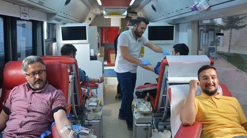 &Uuml;&ccedil; G&uuml;nde 300 &Uuml;nite Kan Bağışı