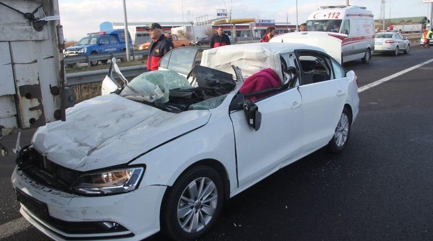 Otomobil, 130 Kilometre Hızla Tıra &Ccedil;arptı: 1 &Ouml;l&uuml;, 1 Yaralı