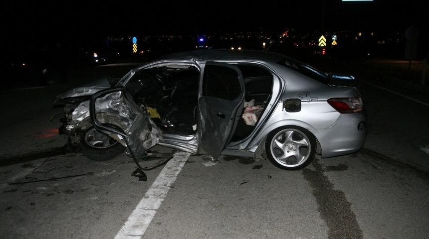 İki Otomobil &Ccedil;arpıştı: 1 &Ouml;l&uuml;, 3 Yaralı