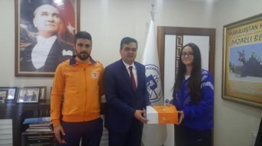 Başkan Yal&ccedil;ın, Başarılı Sporcuyu &Ouml;d&uuml;llendirdi
