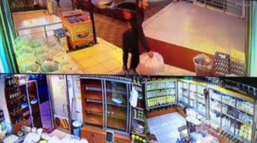 (&ouml;zel Haber) Ceviz Dolu &Ccedil;uvalı &Ccedil;alan Hırsız Kameraya El Salladı