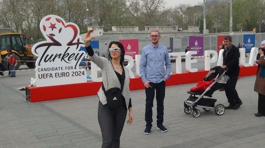 Taksim Meydanı&rsquo;na Euro 2024 Adaylığı İ&ccedil;in Belirlenen Slogan Yazıldı