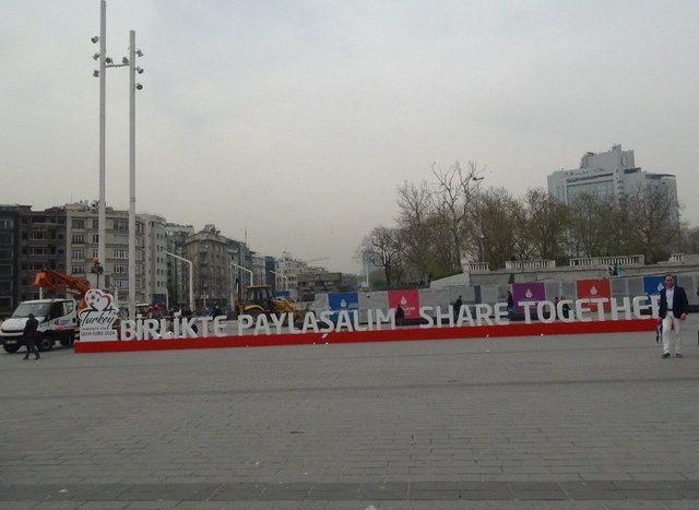 Taksim Meydanı’na Euro 2024 Adaylığı İçin Belirlenen Slogan Yazıldı