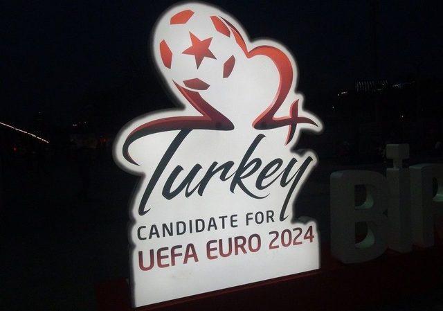 Taksim Meydanı’na Euro 2024 Adaylığı İçin Belirlenen Slogan Yazıldı