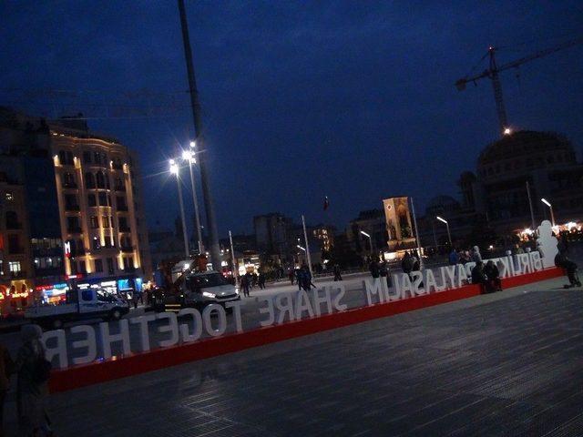 Taksim Meydanı’na Euro 2024 Adaylığı İçin Belirlenen Slogan Yazıldı