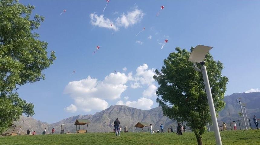 Sason Semaları Al Bayraklı U&ccedil;urtmalarla Renklendi