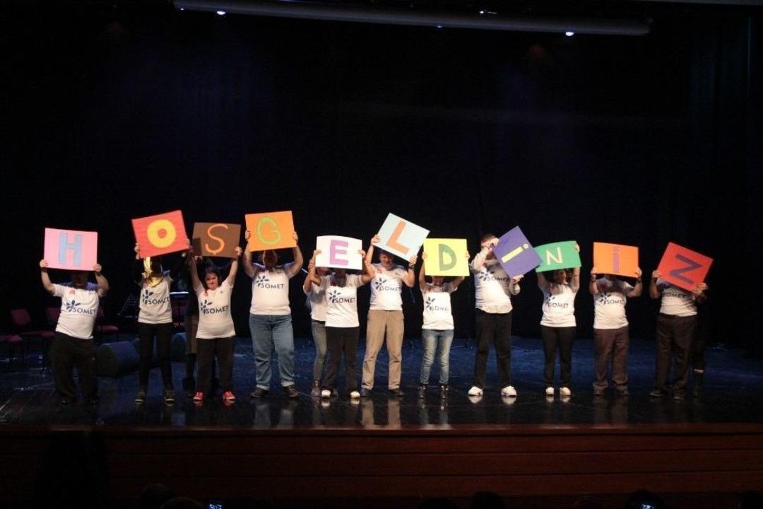 Zihinsel Engelli &Ouml;ğrenciler Sahnenin Tozunu Attı