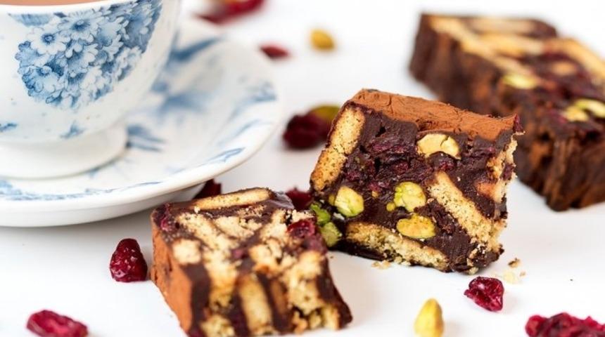 Adım Adım Pişmeyen Fıstıklı Kek