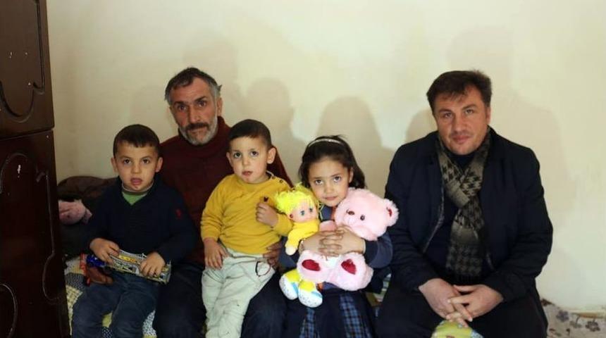 &Ccedil;ocuklarına Bakan Babaya İş Adamından Ev S&ouml;z&uuml;