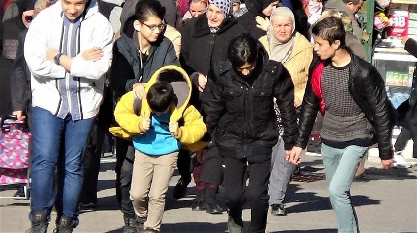 Bursa&rsquo;da Vatandaşlar Lodosla Dans Etti