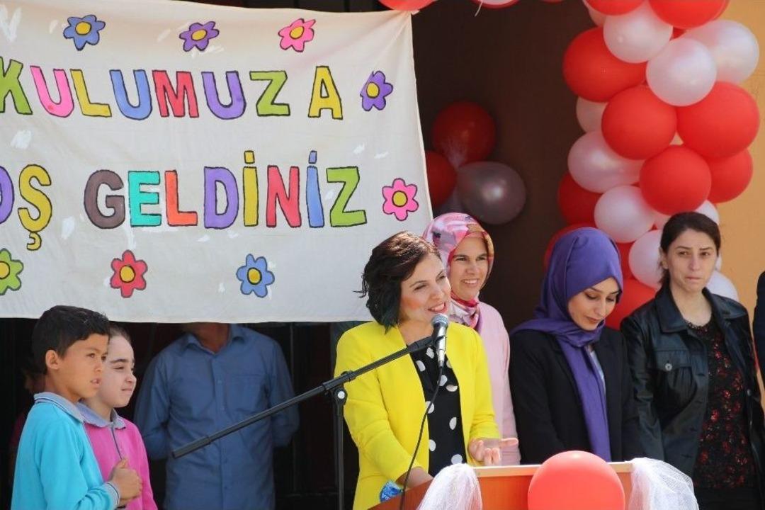 Demirci İcikler Mahallesinde Okul K&uuml;t&uuml;phanesi T&ouml;renle A&ccedil;ıldı