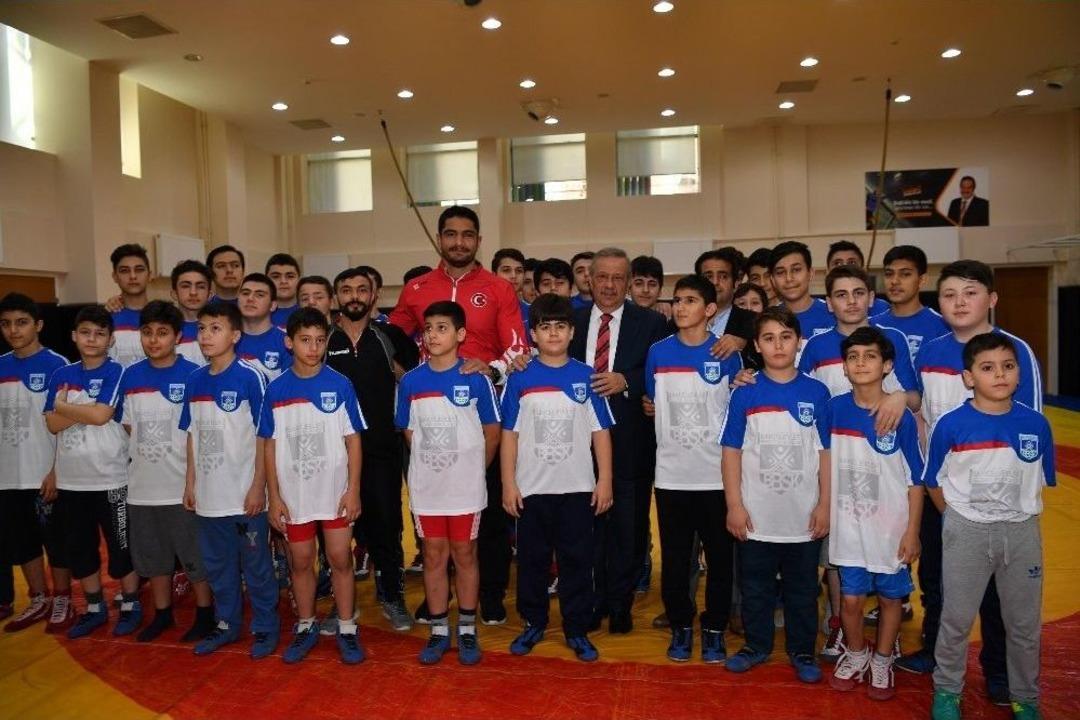 Milli G&uuml;reş&ccedil;i Taha Akg&uuml;l&rsquo;&uuml;n Adı Spor Merkezine Verildi