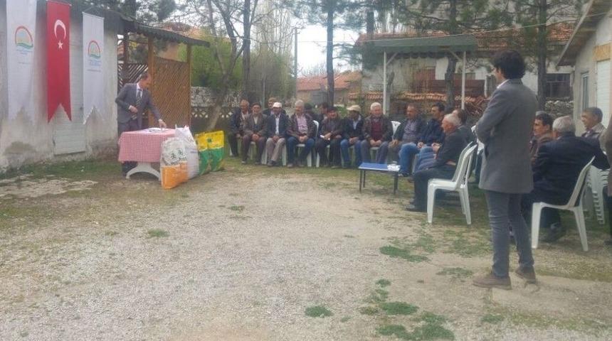 &Ccedil;avdarhisar&rsquo;da &Uuml;reticilere Nohut Ve Mısır Tohumu Dağıtıldı