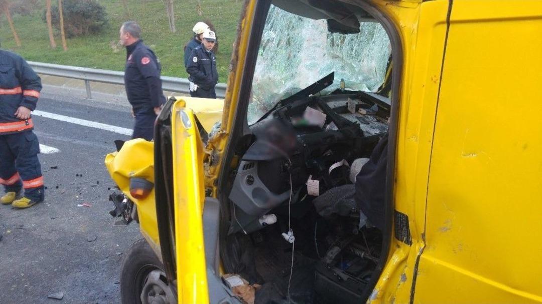 Tem Otoyolunda Kaza: Yaralı Ara&ccedil; İ&ccedil;ine Sıkıştı