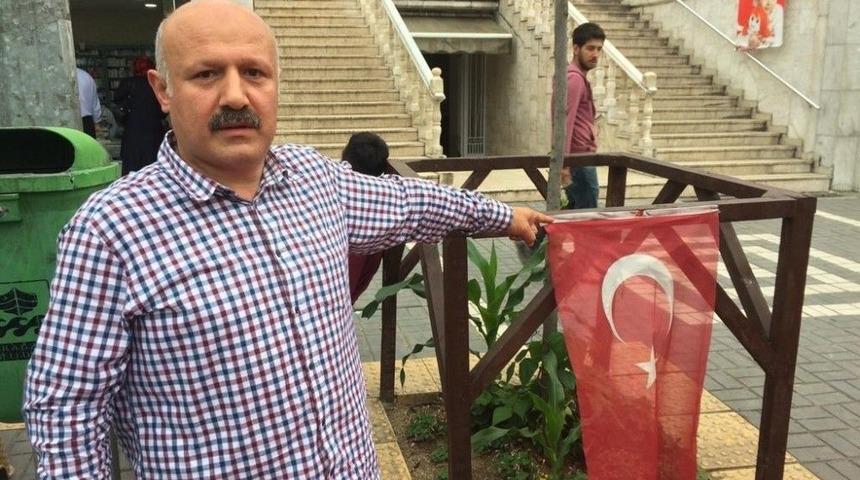 Trabzon’da Türk Bayrağını Alıp Yere Atan Şahıs Güvenlik Kameralarına Yansıdı