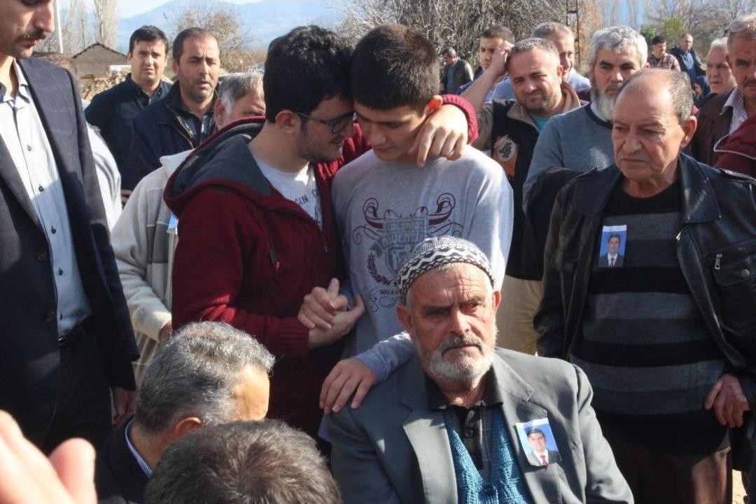 &Ouml;ğrencisi Tarafından &Ouml;ld&uuml;r&uuml;len Okul M&uuml;d&uuml;r&uuml; Son Yolculuğuna Uğurlandı