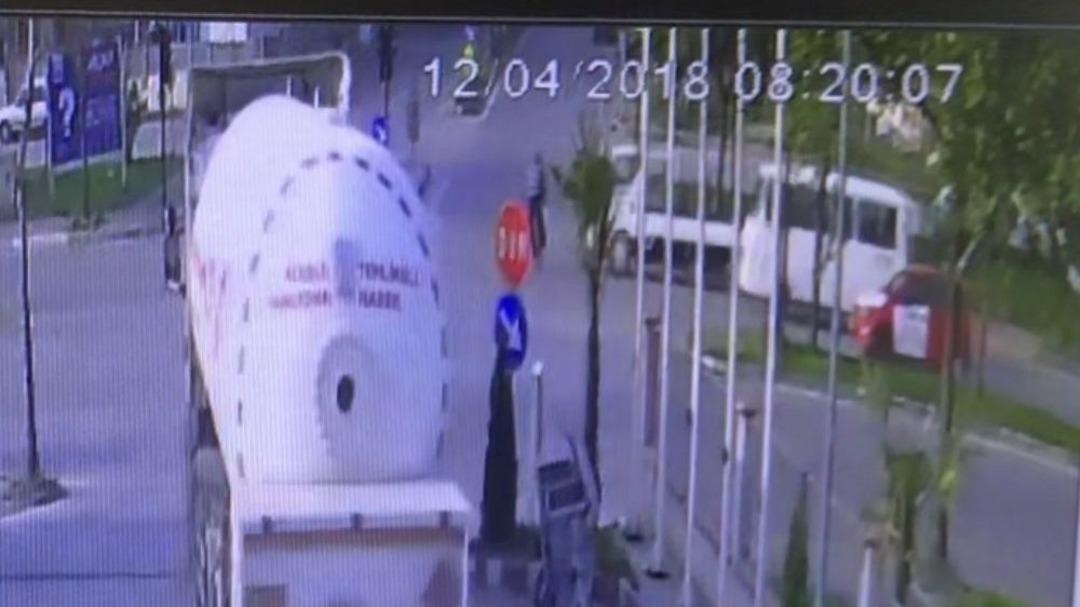 (&ouml;zel Haber) Kırmızı Işıkta Ge&ccedil;en Bisikletliye Kamyonet &Ccedil;arptı, O Anlar G&uuml;venlik Kamerasına Yansıdı