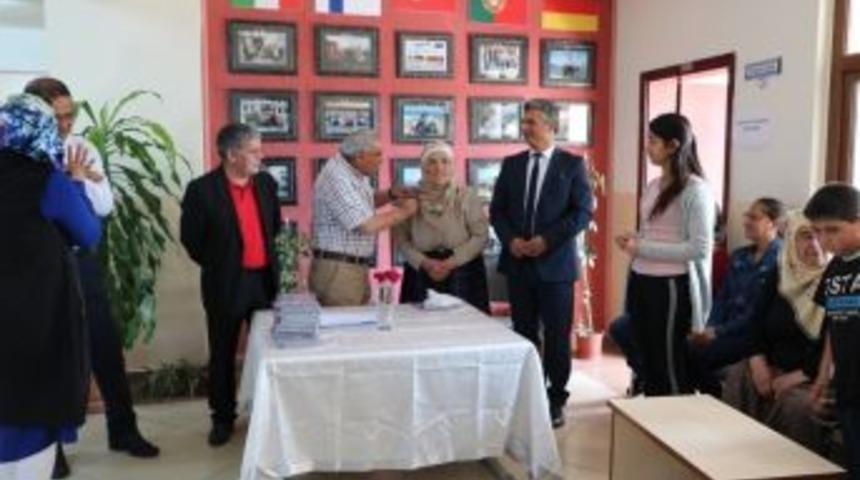 Başkan Karaaslan, Okuma Yazma Öğrenen Kadınları Ödüllendirdi