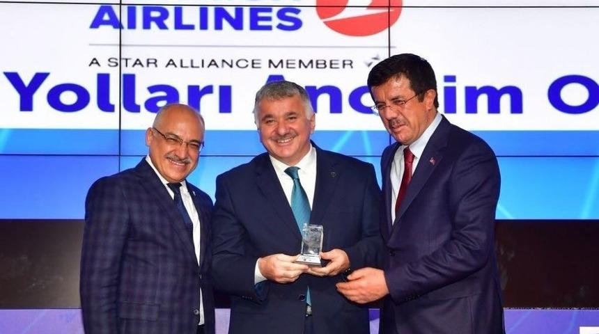 &rsquo;t&uuml;rkiye&rsquo;nin 500 B&uuml;y&uuml;k Hizmet İhracat&ccedil;ısı&rsquo;&ouml;d&uuml;l T&ouml;reninde Thy&rsquo;ye Birincilik