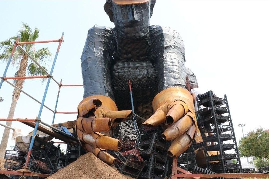 Bu Heykelleri G&ouml;ren D&ouml;n&uuml;p Bir Daha Bakıyor