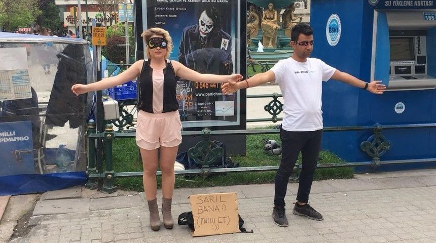 &rsquo;sarıl Bana, Mutlu Et&rsquo; Deneyi