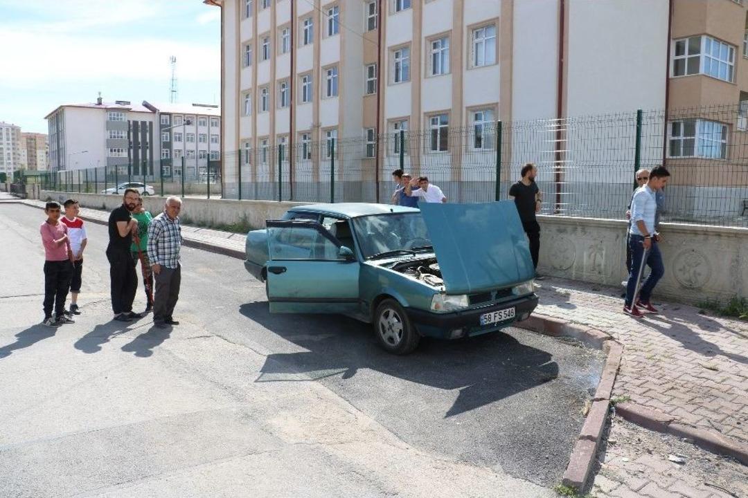 Ekipler Gecikince Torpidoya Giren Yılanı &Ouml;ld&uuml;r&uuml;p &Ccedil;ıkardılar
