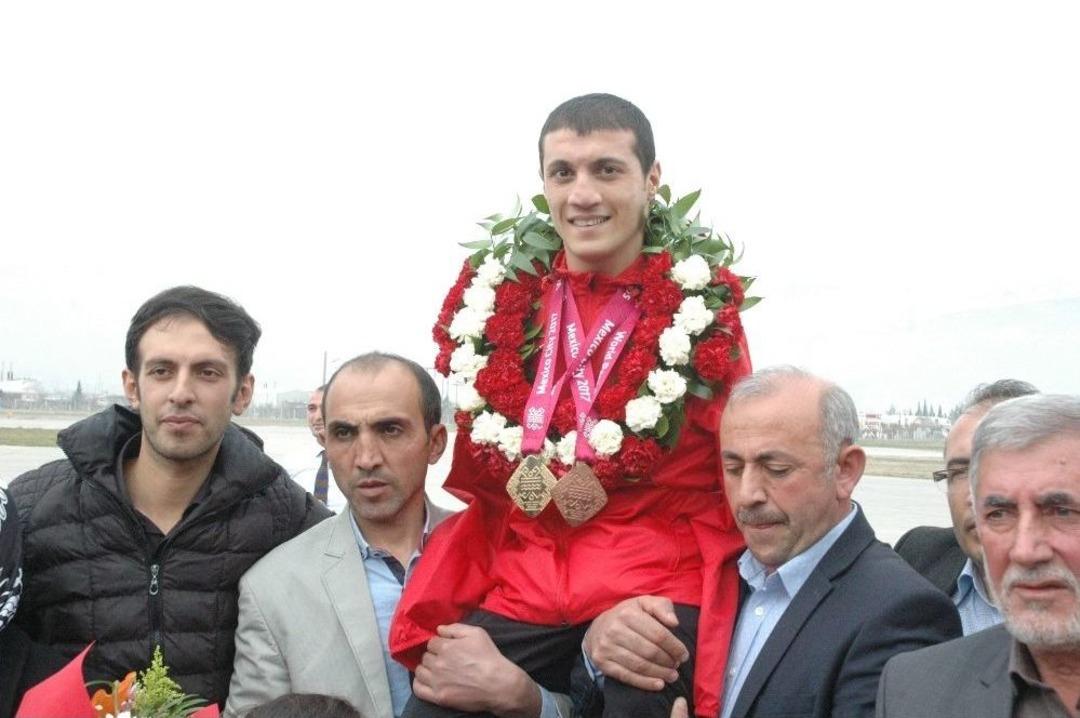 Şampiyon Y&uuml;z&uuml;c&uuml; Beytullah Eroğlu&rsquo;na Kahramanmaraş&rsquo;ta Coşkulu Karşılama