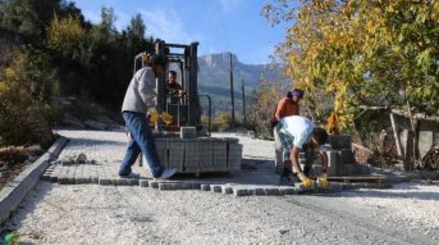Erdemli&rsquo;de Parke Yol &Ccedil;alışmaları S&uuml;r&uuml;yor