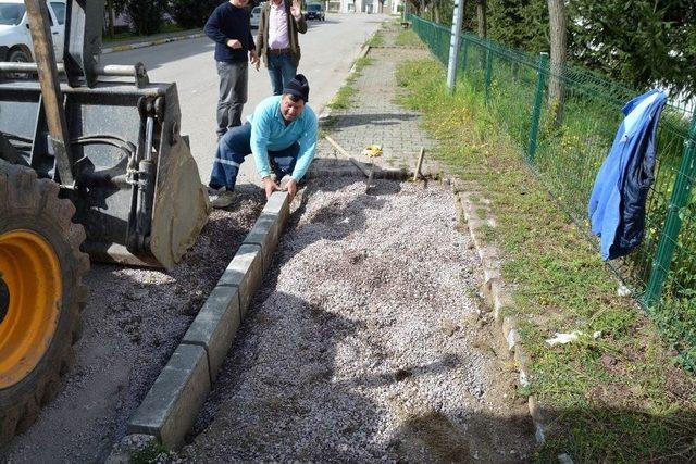 Kartepe’de Bozuk Kaldırımlar Onarılıyor