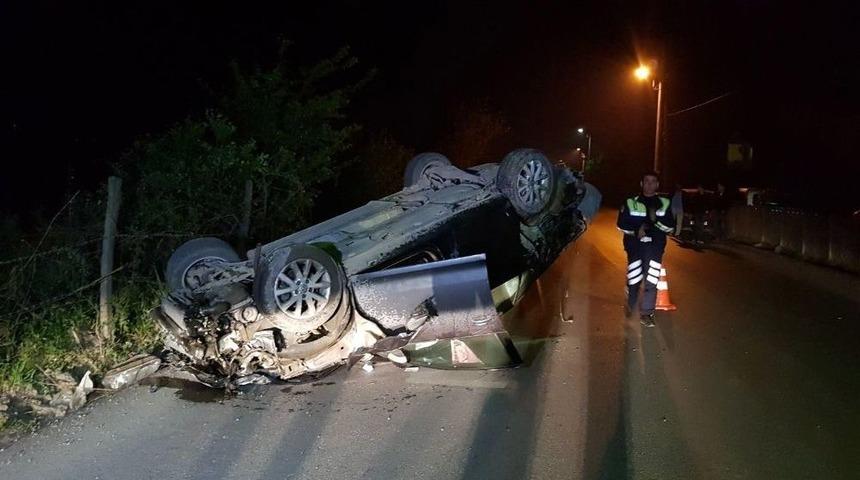 K&ouml;peğe &Ccedil;arpmamak İ&ccedil;in Manevra Yapınca Takla Attı: 2 Yaralı