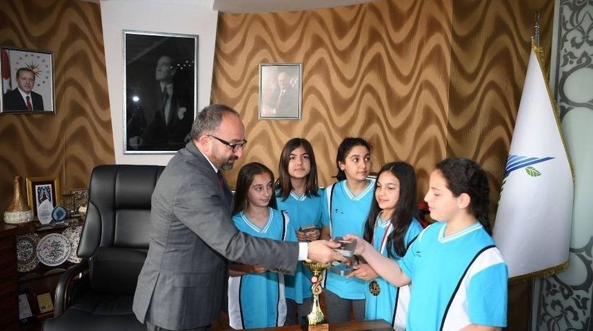 Şampiyonlar Başkan &Uuml;z&uuml;lmez&rsquo;in Makamında