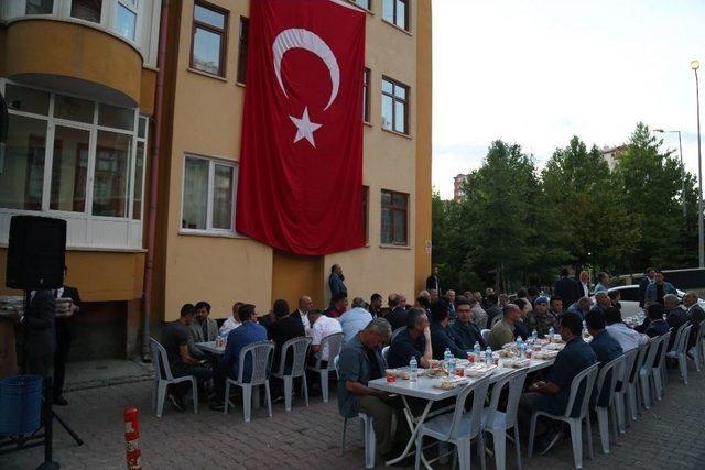 Vali Kamçı Şehit Orhan Özkan’ın Ailesini Ziyaret Etti