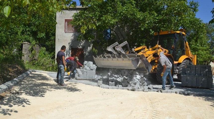 Erdemli’de Sokaklar Parke Taşla Donatılıyor