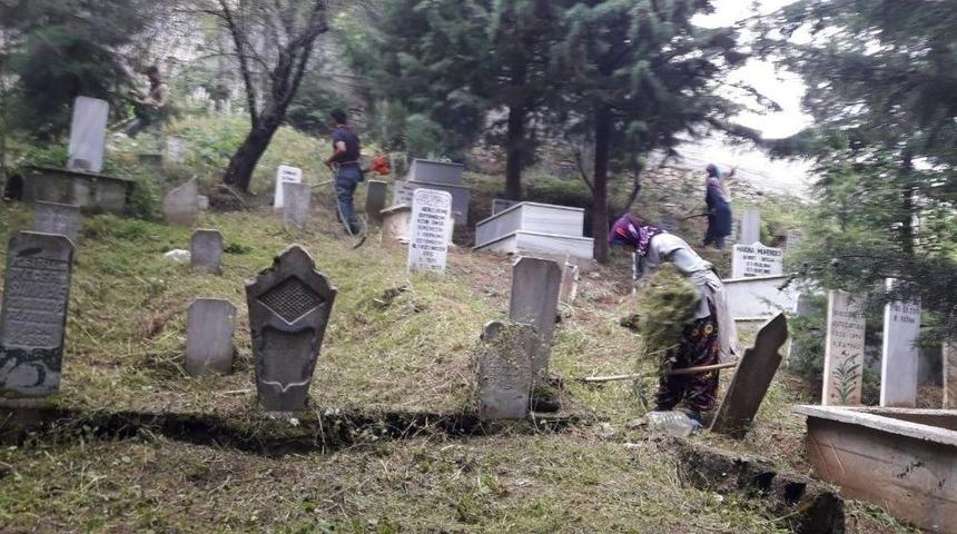 Simav&rsquo;da T&uuml;rbe Ve Mezarlıklar Temizleniyor