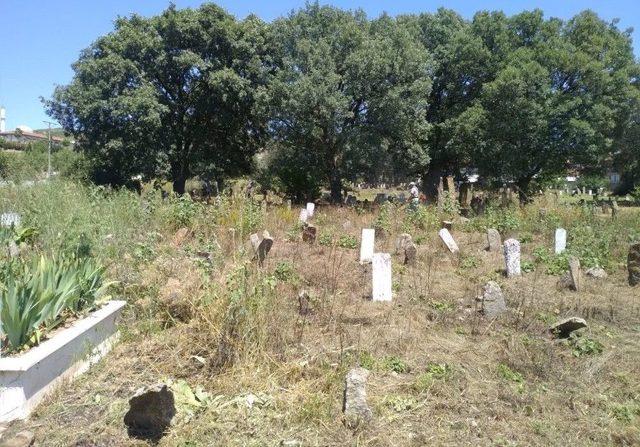 Simav’da Türbe Ve Mezarlıklar Temizleniyor