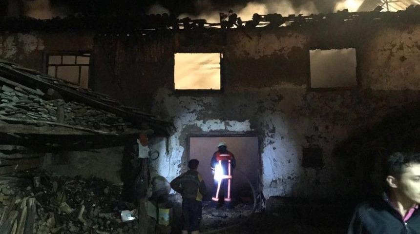 Tavşanlı&rsquo;da 2 Katlı Evde Yangın